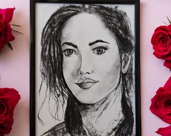 Origineel vrouwelijk houtskoolportret - expressieve handgetekende vrouwenschets, ingelijste minimalistische muurkunst