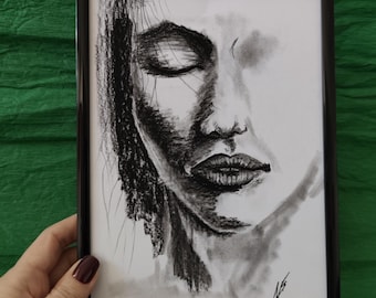Ritratto originale a carboncino, disegno di un volto femminile espressivo, piccolo schizzo a carboncino incorniciato.