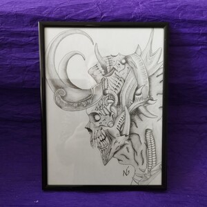 Op de afbeelding: Een ingelijste zwart-wit potloodtekening van een demonische figuur in profiel. Het kunstwerk toont ingewikkelde details van hoorns, een skeletachtig gezicht en sierlijke hoofddeksels. De initialen van de kunstenaar, "NG", zijn zichtbaar.