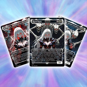 Op de afbeelding: Drie Magic: The Gathering-kaarten met het personage Elesh Norn. De kaarten tonen illustraties van een vrouwelijke figuur met wit haar en rode ogen, omringd door skeletten. De kaarten hebben tekst en staan tegen een paarse en blauwe achtergrond.