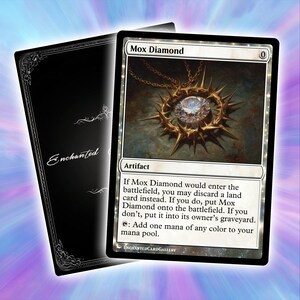 Può includere: Una carta di Magic: The Gathering con "Mox Diamond" e un'illustrazione dettagliata di un ciondolo di diamanti. La carta è bianca con testo nero e una cornice dorata. Il testo della carta è visibile, insieme al logo "Enchanted Card Gallery".