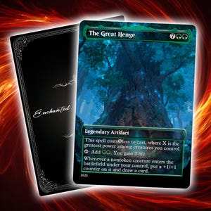 Op de afbeelding: Een Magic: The Gathering-kaart getiteld "The Great Henge" met een illustratie van een bos. De kaart is een legendarisch artefact met tekst die de vaardigheden beschrijft. Een zwarte kaarthoes met het woord "Enchanted" is zichtbaar.