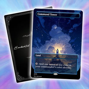 Könnte beinhalten: Eine Magic: The Gathering "Command Tower" Karte mit einer Illustration eines Nachthimmels und einer Burg. Der Kartentext enthält "Land" und "Füge ein Mana beliebiger Farbe hinzu." Eine schwarze Kartenhülle mit dem Text "Enchanted" befindet sich hinter der Karte.