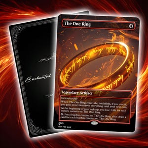 Op de afbeelding: Een verzamelkaart met "The One Ring" met gouden letters en een vurige achtergrond. De kaart is gelabeld als "Legendary Artifact" en bevat speltekst. De kaart staat naast een zwarte kaart met het woord "Enchanted".