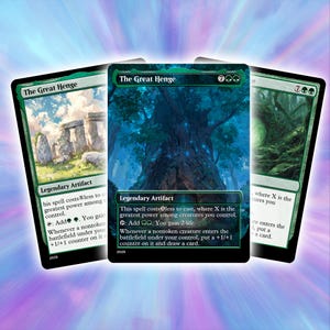 Op de afbeelding: Drie Magic: The Gathering-kaarten met de tekst "The Great Henge" en "Legendary Artifact". De kaarten zijn groen en wit, met illustraties van een stenen structuur en een bos. De kaarten staan tegen een gradiënt achtergrond.