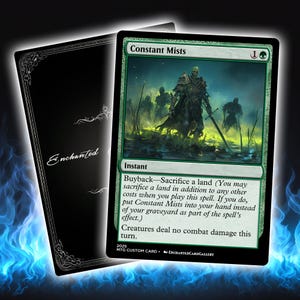 Op de afbeelding: Een groene en zwarte "Constant Mists" MTG custom card met een fantasie-illustratie van figuren in een moeras. De kaarttekst bevat "Instant" en "Buyback". Een zwarte achterkant van de kaart met de tekst "Enchanted" is ook zichtbaar.