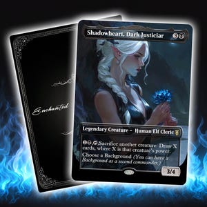Peut inclure: Carte de collection avec une illustration fantastique de Shadowheart, Dark Justiciar, une Clerc Elfe Humaine. La carte a une bordure noire et le texte "Enchanted" au dos. L'œuvre représente une femme aux cheveux blancs tenant une fleur bleue.