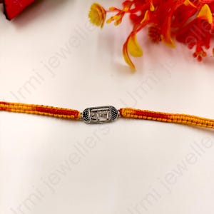 Handgefertigtes Rakhi-Armband aus massivem 925er Sterlingsilber mit verstellbarem, rotem und gelbem Faden – das perfekte Geschenk zum Raksha Bandhan für den Bruder.