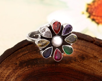 Anillo de plata de ley con flor inspirada en Navratna y centro de perla