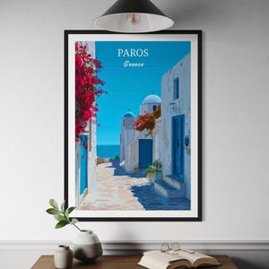 Póster de Paros, Grecia: Arte mural de las Cícladas, Puertas y cúpulas azules, Impresión de viaje por un callejón con buganvillas, Decoración mediterránea para el hogar, Europa