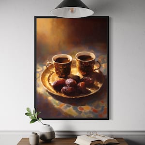 Könnte beinhalten: Gerahmter Kunstdruck mit zwei verzierten Kaffeetassen, gefüllt mit dunkler Flüssigkeit, auf einem goldfarbenen Tablett mit Datteln. Das Kunstwerk hat einen farbenfrohen, gemusterten Hintergrund und eine warme, einladende Atmosphäre.