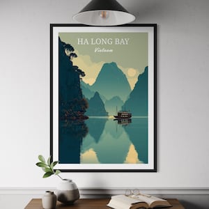 Affiche du Vietnam de la baie d&#39;Ha Long - art mural panoramique avec vue sur un bateau de croisière, impression de paysage de karsts calcaires, déco de voyage en Asie du Sud-Est, art vietnamien