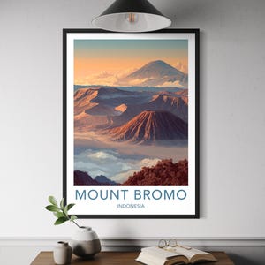 Könnte beinhalten: Ein gerahmter Kunstdruck mit einer Landschaft des Mount Bromo in Indonesien. Das Kunstwerk zeigt eine vulkanische Berglandschaft unter einem Sonnenuntergangshimmel, mit dem Text "MOUNT BROMO INDONESIA" am unteren Rand. Der Druck ist in einem schwarzen Rahmen.