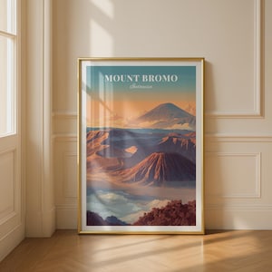 Może przedstawiać: Oprawiony pionowy wydruk ścienny z ilustracją krajobrazu góry Bromo w Indonezji. Grafika przedstawia wulkaniczne szczyty w odcieniach pomarańczu, brązu i błękitu, z napisem MOUNT BROMO Indonesia wydrukowanym na biało w górnej części.