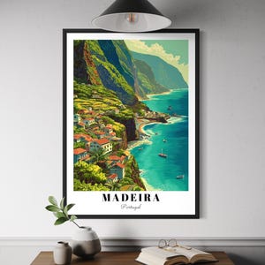 Poster di viaggio Madeira, Portogallo - Paesaggio panoramico dell'isola, arte murale, viste della costa atlantica, montagne di Funchal, decorazioni in Portogallo, natura europea