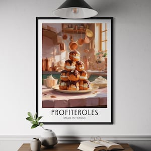 Pode incluir: Uma impressão emoldurada com uma torre de profiteroles cobertos com chocolate. A imagem tem uma paleta de cores quentes, com o texto "PROFITEROLES MADE IN FRANCE" na parte inferior. A impressão é exibida em uma mesa de madeira com um vaso e um livro.