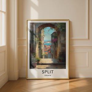 Op de afbeelding: Een verticale wandkunstprint in een gouden lijst met een geschilderde scène van een stenen boog die uitkijkt over een kuststad met rode pannendaken en blauw water. De tekst SPLIT CROATIA staat in het zwart onderaan de witte rand gedrukt.