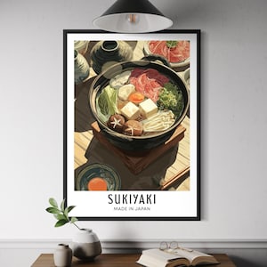Pode incluir: Uma impressão emoldurada de um prato de Sukiyaki, uma refeição japonesa em panela quente, com o texto "SUKIYAKI MADE IN JAPAN". A imagem apresenta uma panela preta cheia de carne, vegetais e tofu. A impressão é exibida em uma mesa de madeira.