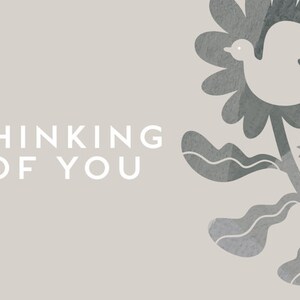 Peut inclure: Une carte grise et blanche avec le texte "Thinking of You" sur le c&ocirc;t&eacute; gauche. Le c&ocirc;t&eacute; droit pr&eacute;sente un motif floral gris stylis&eacute; avec une colombe blanche volant au-dessus.