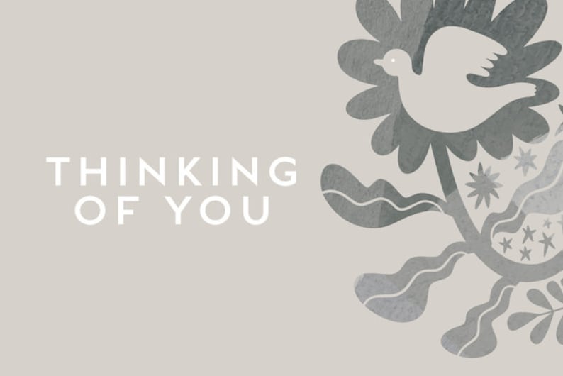 Peut inclure: Une carte grise et blanche avec le texte "Thinking of You" sur le c&ocirc;t&eacute; gauche. Le c&ocirc;t&eacute; droit pr&eacute;sente un motif floral gris stylis&eacute; avec une colombe blanche volant au-dessus.