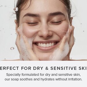 Puede incluir: Una mujer con una expresi&oacute;n feliz se lava la cara con un limpiador cremoso. El texto dice "PERFECT FOR DRY & SENSITIVE SKIN. Specially formulated for dry and sensitive skin, our soap soothes and hydrates without irritation."