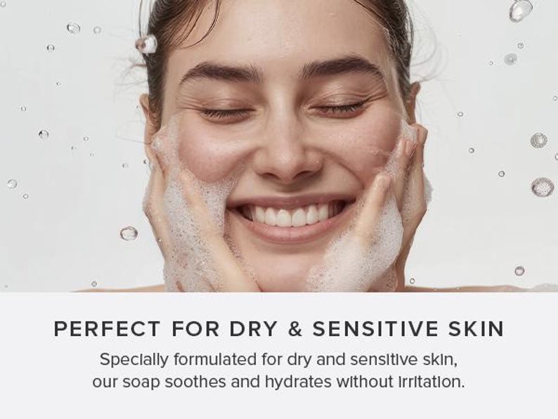 Puede incluir: Una mujer con una expresi&oacute;n feliz se lava la cara con un limpiador cremoso. El texto dice "PERFECT FOR DRY & SENSITIVE SKIN. Specially formulated for dry and sensitive skin, our soap soothes and hydrates without irritation."