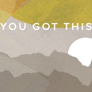 Peut inclure: Une citation motivante, "YOU GOT THIS", est affich&eacute;e en blanc sur un fond de formes abstraites jaunes et grises. L'arri&egrave;re-plan pr&eacute;sente &eacute;galement une repr&eacute;sentation stylis&eacute;e d'une cha&icirc;ne de montagnes avec un soleil blanc se levant au-dessus des sommets.
