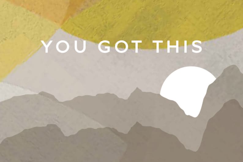 Peut inclure: Une citation motivante, "YOU GOT THIS", est affich&eacute;e en blanc sur un fond de formes abstraites jaunes et grises. L'arri&egrave;re-plan pr&eacute;sente &eacute;galement une repr&eacute;sentation stylis&eacute;e d'une cha&icirc;ne de montagnes avec un soleil blanc se levant au-dessus des sommets.