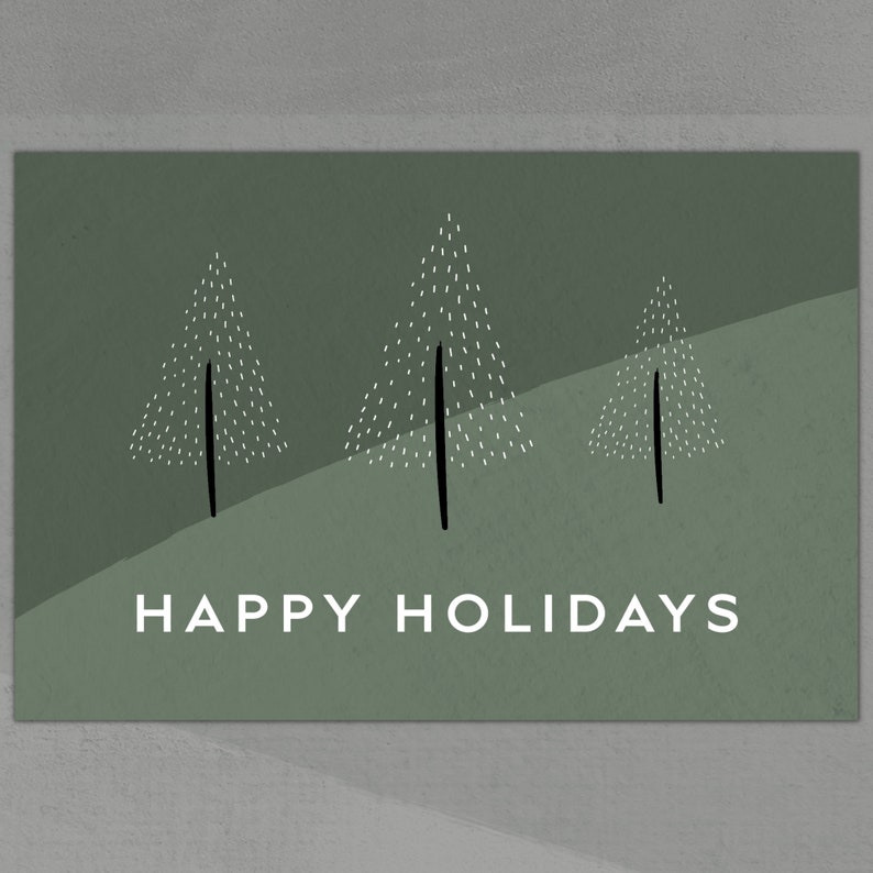 Op de afbeelding: Een groene kerstkaart met een eenvoudig ontwerp van drie gestileerde bomen en de tekst "HAPPY HOLIDAYS".