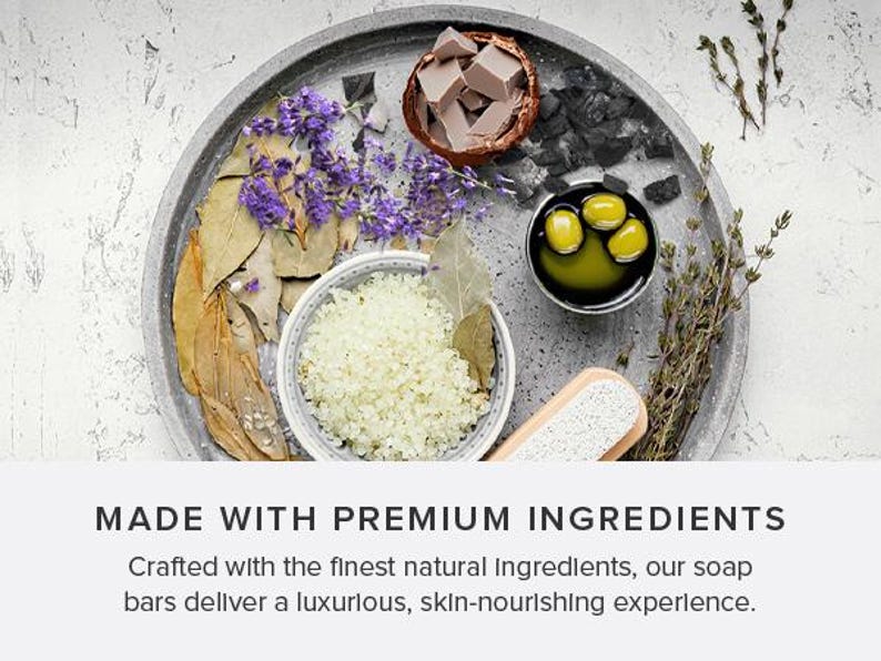 Puede incluir: Primer plano de una bandeja gris con varios ingredientes naturales, incluyendo lavanda, hojas de laurel, sal marina, aceite de oliva y carb&oacute;n. Los ingredientes est&aacute;n dispuestos de forma visualmente atractiva, lo que sugiere un producto de spa o belleza.