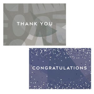 Op de afbeelding: Twee wenskaarten met abstracte geometrische ontwerpen. De bovenste kaart is grijs met de tekst "THANK YOU". De onderste kaart is blauw met witte confetti en de tekst "CONGRATULATIONS".