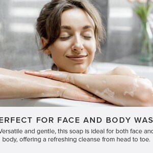 Puede incluir: Una mujer se relaja en una ba&ntilde;era con los brazos cruzados sobre el borde. El pie de foto dice "PERFECT FOR FACE AND BODY WASH Versatile and gentle, this soap is ideal for both face and body, offering a refreshing cleanse from head to toe."