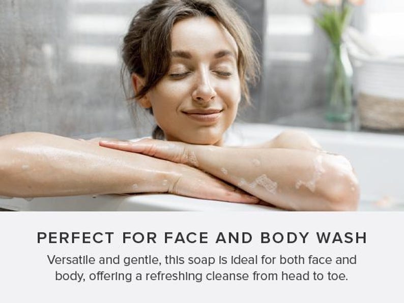 Puede incluir: Una mujer se relaja en una ba&ntilde;era con los brazos cruzados sobre el borde. El pie de foto dice "PERFECT FOR FACE AND BODY WASH Versatile and gentle, this soap is ideal for both face and body, offering a refreshing cleanse from head to toe."