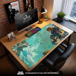 Peut inclure: Un grand tapis de bureau rectangulaire avec une illustration colorée d'un personnage de jeu vidéo. Le tapis mesure 60 cm x 120 cm et présente un fond bleu et turquoise avec des îles flottantes. Le texte "ARTHUR DESKMAT" est en bas.