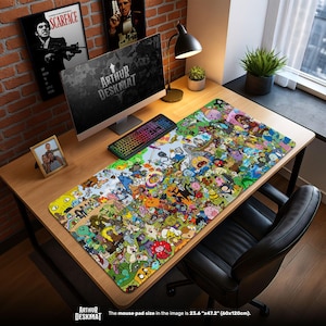 Peut inclure: Un tapis de bureau coloré avec un motif de personnages de dessins animés. Le tapis, mesurant 60 cm x 120 cm, est posé sur un bureau en bois avec un ordinateur, un clavier et d'autres accessoires. Le texte "ARTHUR DESKMAT" est visible.