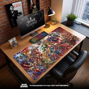 Könnte beinhalten: Eine große, rechteckige Schreibtischunterlage mit einer farbenfrohen Comic-Illustration verschiedener Superhelden und Schurken. Die Unterlage, mit der Aufschrift "ARTHUR DESKMAT", misst 60 cm x 120 cm. Ein Computer, eine Tastatur und eine Schreibtischlampe befinden sich auf einem Holztisch.