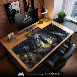 Könnte beinhalten: Ein großes rechteckiges Mauspads mit einem dunklen, wirbelnden Galaxiemuster und einem schwarzen Umbreon-Charakter. Das Pad misst 60cm x 120cm. Der Schreibtischaufbau umfasst eine Tastatur, einen Monitor und eine Schreibtischlampe.