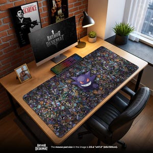 Może przedstawiać: Duża, prostokątna podkładka pod biurko z kolorowym wzorem różnych postaci z kreskówek i fioletową figurką Gengara. Podkładka ma wymiary 60 cm x 120 cm. Na biurku znajduje się również komputer, klawiatura i lampa.