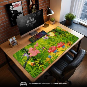 Könnte beinhalten: Ein farbenfrohes Schreibtisch-Mousepad mit einem Dschungelmotiv und Cartoon-Charakteren. Die Matte, mit den Maßen 60 cm x 120 cm, zeigt ein lebendiges Design mit grünen Blättern, Blumen und verschiedenen Kreaturen. Der Text "ARTHUR DESKMAT" ist unten sichtbar. Auf einem Holztisch.
