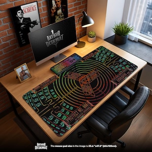 Può includere: Un tappetino da scrivania nero con un design circolare e la scritta "PROTECT NO. 666". Il tappetino misura 60 cm x 120 cm e presenta un motivo colorato con le parole "ARTHUR DESKMAT". Un computer, una tastiera e una lampada sono sulla scrivania.