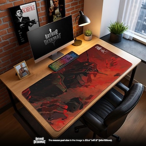 Pode incluir: Um tapete de mesa retangular grande com um design gráfico vermelho e preto. O tapete apresenta uma ilustração detalhada com texto japonês. O tapete de mesa mede 60 cm x 120 cm e é colocado em uma mesa de madeira com um computador, teclado e outros acessórios.