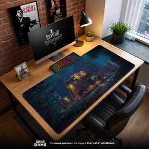 Könnte beinhalten: Eine große rechteckige Schreibtischunterlage mit einer detaillierten Illustration einer Hütte in einem Wald bei Nacht. Die Matte, misst 60cm x 120cm, liegt auf einem Holzschreibtisch mit Computer, Tastatur und Lampe. Die Worte "MYSTERY SHACK" sind sichtbar.