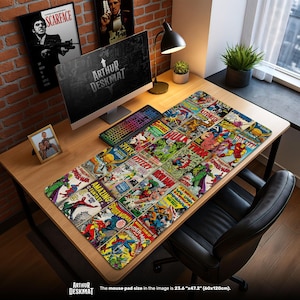 Könnte beinhalten: Eine rechteckige Schreibtischunterlage mit einer Collage aus Vintage-Comic-Covern. Die Unterlage zeigt verschiedene Superhelden in leuchtenden Farben. Der Text "ARTHUR DESKMAT" ist sichtbar. Die Größe des Mauspads beträgt 60cm x 120cm.