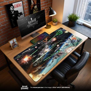 Könnte beinhalten: Eine große, rechteckige Schreibtischunterlage mit einer Weltraumschlacht-Szene, die Raumschiffe, Explosionen und Laserstrahlen zeigt. Die Unterlage ist überwiegend schwarz, blau und weiß, mit dem Text "ARTHUR DESKMAT". Größe: 60cm x 120cm.