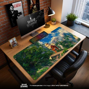Puede incluir: Una alfombrilla de escritorio grande con una colorida ilustración de una criatura en un bosque con montañas. La alfombrilla, de 60 cm x 120 cm, está sobre un escritorio de madera con ordenador, teclado y lámpara. El texto "ARTHUR DESKMAT" es visible.