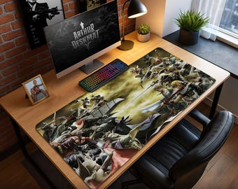 Może przedstawiać: Prostokątna podkładka pod biurko z fantastyczną sceną bitwy. Podkładka ma wymiary 60cm x 120cm. Obraz przedstawia komputer, klawiaturę i lampę biurkową. Widoczny jest tekst "ARTHUR DESKMAT". Tło obejmuje oprawione plakaty filmowe.