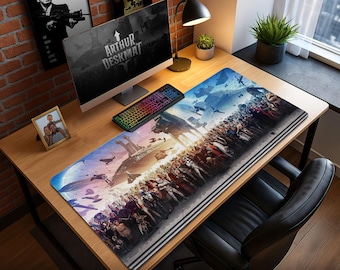 Może przedstawiać: Duża prostokątna podkładka pod mysz z kolorową sceną bitwy fantasy. Podkładka, oznaczona jako "ARTHUR DESKMAT", ma wymiary 60cm x 120cm. Na drewnianym biurku znajdują się komputer, klawiatura i lampa biurkowa. Widoczne są plakaty filmowe i oprawione zdjęcie.