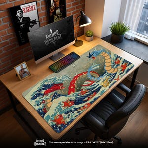 Könnte beinhalten: Eine große, rechteckige Schreibtischunterlage mit einem japanisch inspirierten Design, das eine blaue, rote und orangefarbene Seeschlange und Fische vor einem Wellenhintergrund zeigt. Die Matte ist 60 cm x 120 cm groß und trägt unten den Text "ARTHUR DESKMAT".