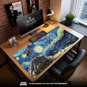 Peut inclure: Tapis de bureau rectangulaire avec une impression de "La Nuit étoilée" de Van Gogh et un personnage de jeu vidéo. Le tapis mesure 60 cm x 120 cm et porte le texte "ARTHUR DESKMAT" en bas. Couleurs : bleu, jaune et vert.