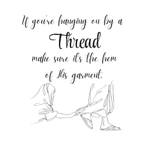 以下が含まれることがあります： 「If you're hanging on by a Thread make sure it's the hem of His garment」というテキストが入った白黒の線画イラスト。画像は、人が衣服の裾に触れようと手を伸ばしている様子を描いています。